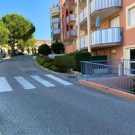 A 15 Min De La Plage, Piscine, Joli T2 Renove * Frejus